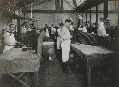 875332 Interieur van de sigarenfabriek H.G. en M.A. Hagen op de hoek van de Lange- en Korte Viestraat in Wijk C te ...